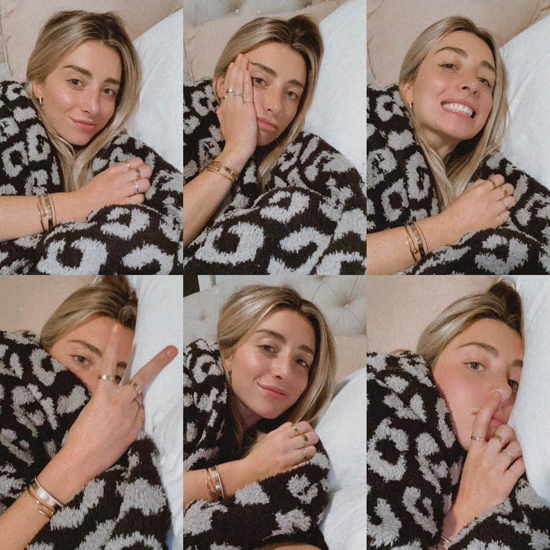 Lauren Elizabethのインスタグラム：「Hi, I am a couch potato 👋🏼 Everyday I’ve thought - sh*t i need a cute photo for Instagram, and thanks to filters and cute blankets, this is what i came up with to hold me over 🤦🏼‍♀️ The Holidays for me are going MIA, sleeping in, reading, never wearing makeup, only wearing comfy clothes, snuggling with the fam, eating whatever i want, and more sleeping. Whatever your holiday is i hope it’s a good one 🤍 Don’t be hard on yourself & enjoy ✨」