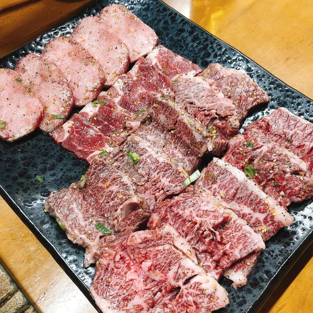 そうすけのインスタグラム：「ジモンさんとの忘年会 スタミナ苑で豪華に 「この時期、精肉が一番だからな！」 とジモンさん  その通り、4枚目の写真のシャトーブリアンは今まで食べたお肉の中でぐんを抜いてうまかった！！ 最高の忘年会  #寺門ジモン さん #ネイチャージモン #焼肉 #スタミナ苑 #日本一の焼肉屋 #足立区 #ジモンさん曰く肉の天竺 #ホルモンは12月1週目が最高らしい #牛4頭ぶんのレバー #ジモンさんは一番目に並ぶ #この日も寒い中13時半にはお店に着いていた #先輩に並んでもらって後から行くとんでもないハゲ #ご馳走様でした #肉運がある #開店の時には行列で60人以上が並んでいた #豪華な忘年会 #サブロクそうすけ」