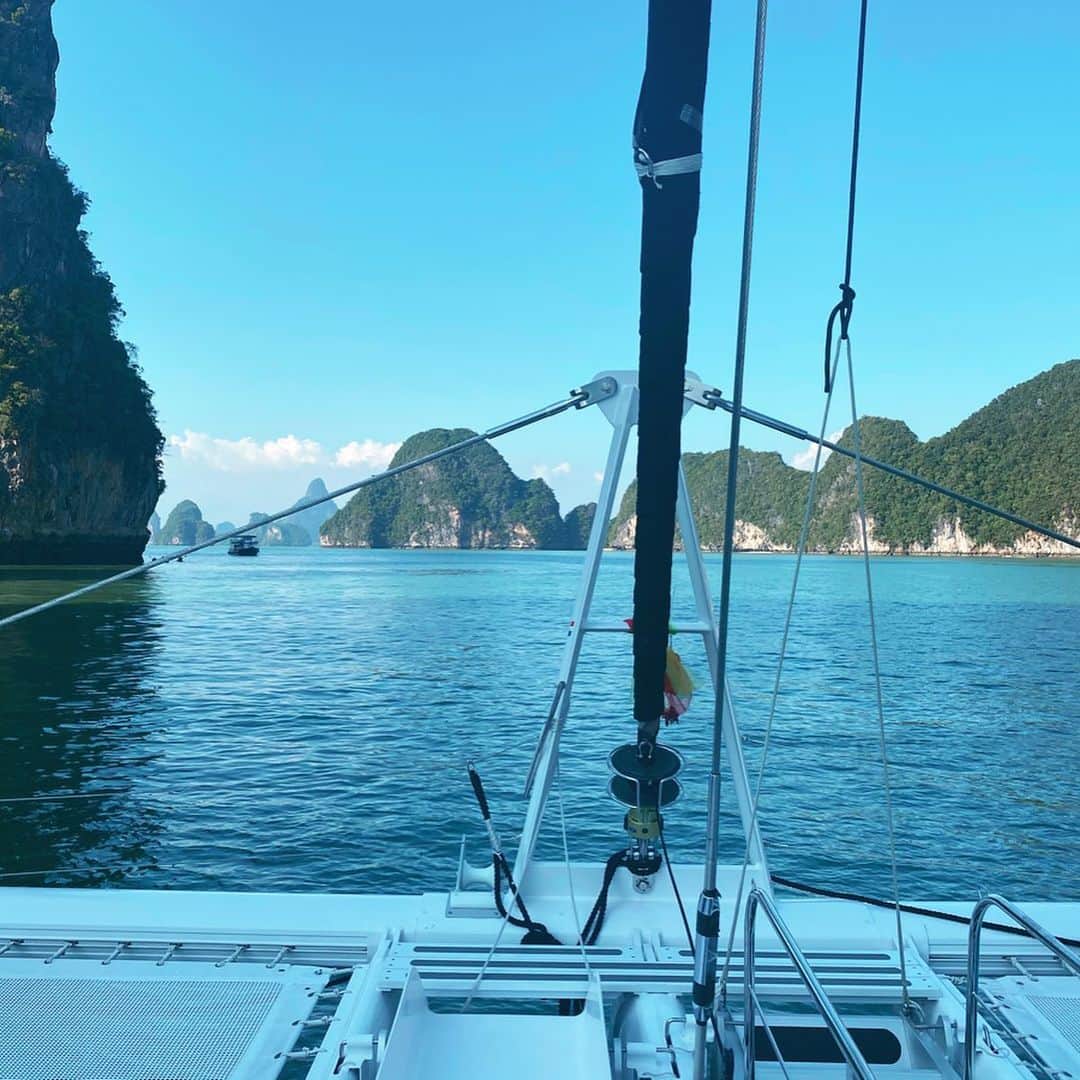 May Pakdee メイ パクディさんのインスタグラム写真 - (May Pakdee メイ パクディInstagram)「Tropical adventure ⛵️🌳 so special to cruise around the islands with this yacht and good music 🖤🤍 We also stopped by at #cocoisland  for floating water park - one of highlights of the day. 😂❤️ Phang Nga Bay . . . . . 今タイで流行っているヨットクルーズで小さな島々を回るツアーに行ってきました☺️ ヨットの先端にはサンベットがあるので、思う存分、太陽と風を感じられます。心地よい1日✨💦 . . . . . @vibeboatclubphuket  #Thailand #Phuket #vibebeachclub #love #dj #beautiful #island #instagood #instapic #PhangNga #phangngabay #photoofday #tropical #プーケット　#タイ　#タイ旅行　#ヨット　#きれい　#綺麗な景色 #クルーズ #旅行好きな人と繋がりたい」12月27日 10時43分 - maypakdee