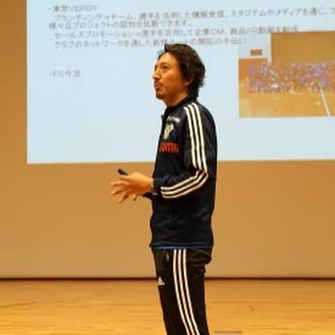 橋本英郎さんのインスタグラム写真 - (橋本英郎Instagram)「【母校凱旋】大阪市立大学  先週17日大学の講義を非常勤講師として呼んで頂きました。  10月から始まった商経講座の1人の講師として今の持てる自分をぶつけました！ ． 正直めちゃくちゃ緊張しました。 ． タイムスケジュールミスもあったけど、質問カードという武器を貰えたので、 なんとか講義全体はまとめあげられました〜。 ． 今までに所属してきたクラブの印象や理念などの情報からセカンドキャリアについて、40まで続けてこられた理由　などなど ． 自己紹介、質問含め75分程度の授業を行いました。 ． ． 学生に何かしらヒントになるものが残っててくれたら嬉しいなぁ。 ． ． 自分の想いは発信したけど伝え方がどうにも上手じゃなかったかな。。いや伝わってるはず！ ． ． 『宣伝します、講義、講演依頼募集！！』 ． 橋本英郎に話して欲しい！レッスン（サッカー含めなんでも）つけてくれ〜！ ． とおっしゃって頂けるようでしたらお気軽にお問い合わせ下さいませ〜笑 ． 問い合わせは ． info@puentefc.com ． になります〜！ たくさんのご依頼お待ちしております！！ ． #大阪市立大学  #非常勤講師  #商経講座　 #fc今治  #橋本英郎  #講演会  #講義  #依頼  #お待ちしております」12月27日 10時38分 - hideohashimoto