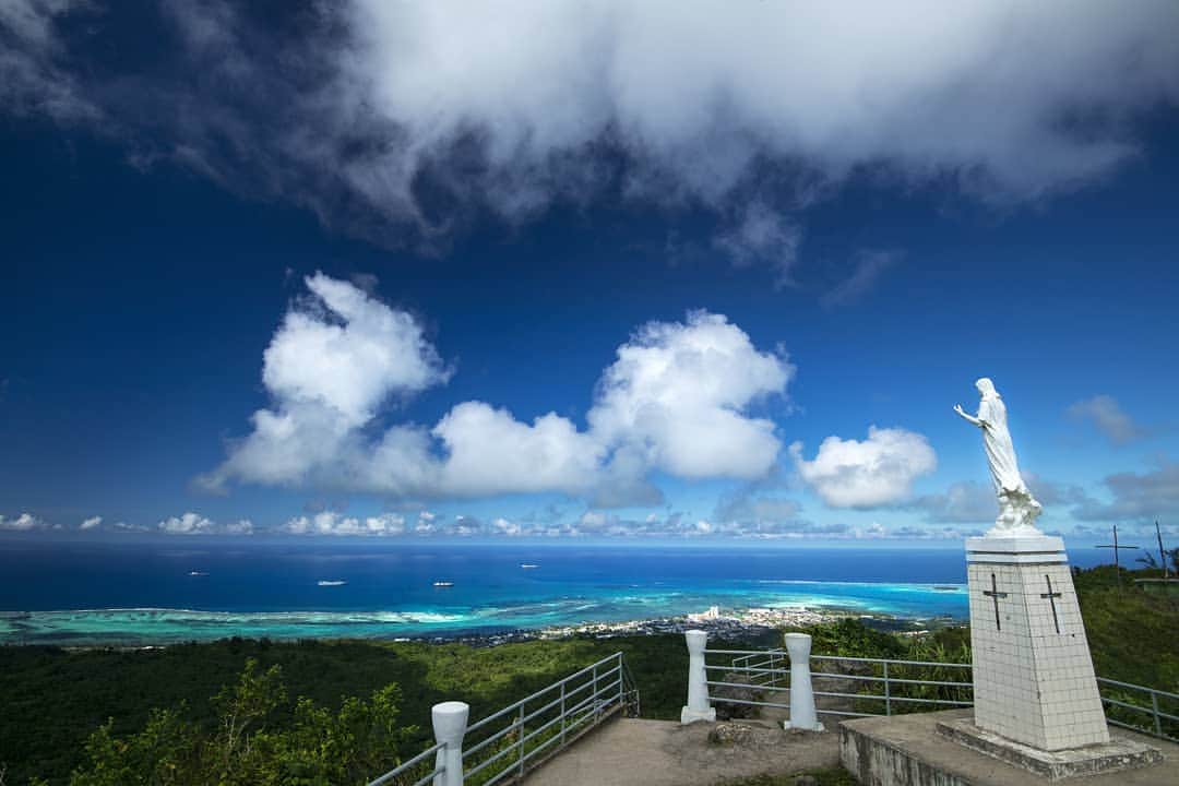 マリアナ政府観光局さんのインスタグラム写真 - (マリアナ政府観光局Instagram)「サイパンでパノラマビューを楽しむなら、標高約475mのタポチョ山がオススメ。⁠ 頂上からは、ぐるりと360度、島の全景が見渡せます。エメラルドグリーンに輝くタナパグリーフ内にぽっかりと浮かぶマニャガハ島、遠くに見えるテニアン島、どこまでも続くマリアナブルーの海。天気の良い日は絶景を楽しみましょう。⁠ .⁠ 🌏 #タポチョ山 / #サイパン ⁠ 📷 ©Junji Takasago/MVA⁠ .⁠ .⁠ #プレゼント #キャンペーン の応募は2020/1/15まで✔⁠ #スカイマークの成田～サイパン線搭乗モニター募集＆スポーツ・アイランド・マリアナカレンダー🎁🎁詳しくは @mymarianas_mva のURLをご覧ください👏👏👏⁠ .⁠ #展望台 #テニアン #ロタ #観光 #絶景スポット #海外旅行 #旅行 #山頂 #空 #見上げてごらん #絶景 #海外一人旅 #卒業旅行 #南の島 #青い海 #saipan #tapochau #tinian #rotaisland #northernmarianaislands #moutain #travelling #island #activeholidays」12月27日 10時39分 - mymarianas_mva