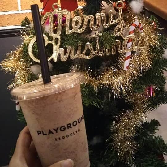 宮崎文子のインスタグラム：「ジムクリスマス🎄✨ 限定のストロベリー🍓＆チョコレート🍫のコラボプロテイン✨  サンタさんへの願い事は、キレイな腹筋かな笑  今年もあとわずか！みなさん体調に気をつけて素敵な年末を✨  #fitness #xmas  #protein  #playground #ginza」