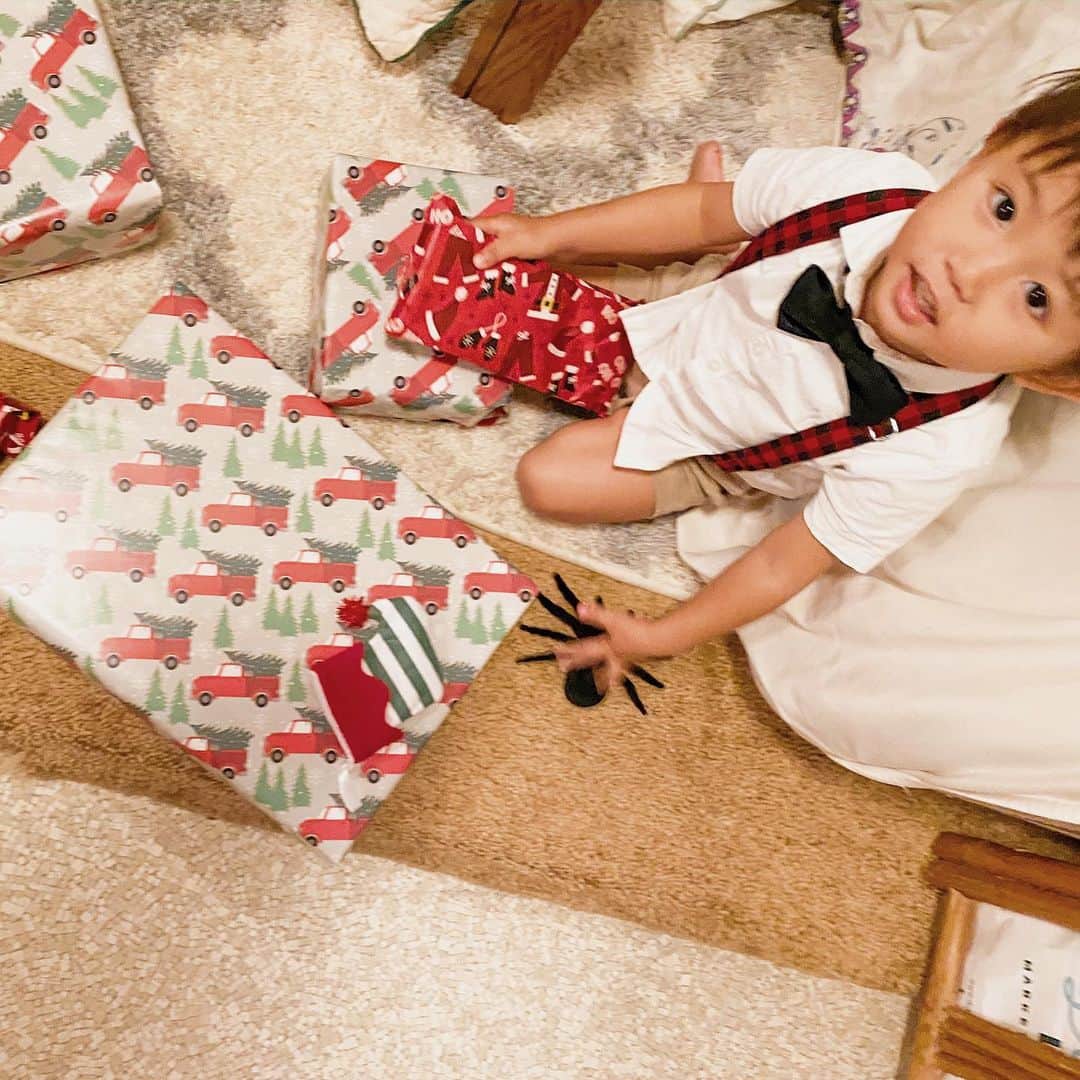 中川珠里さんのインスタグラム写真 - (中川珠里Instagram)「.﻿ イブに駆け込み🎁get。﻿ 荷物にならず喜びそうなもの﻿ ハズレの🕷を1番先に開けた。笑﻿ ﻿ #まだクリスマスにサンタさんが来る意味しらない2歳﻿ #melekalikimaka」12月27日 10時50分 - juri1104
