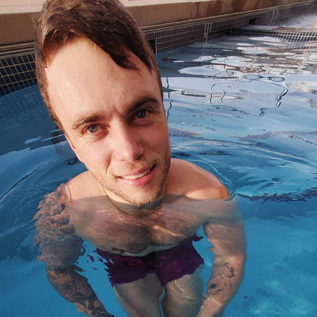 ガス・ケンワージーのインスタグラム：「Pro tip: use the wide angle lens for a fun, flirty new pic that will haunt your crush's dreams! 😘」