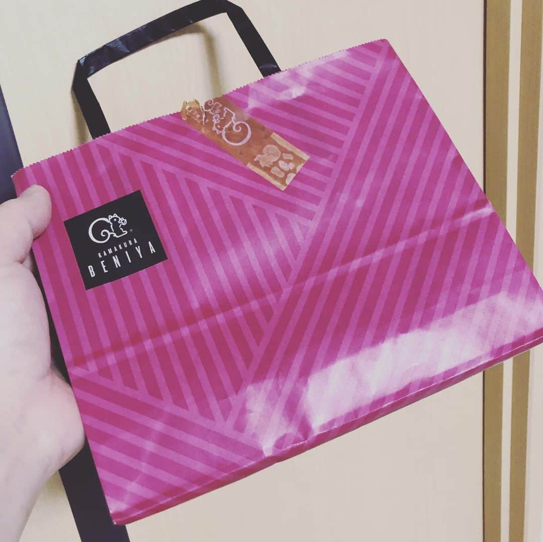 三上市朗のインスタグラム：「差し入れ頂きましたよ！クルミッカーの私としてはテンション上がる嬉しいクルミッ子！ #だかせめ #クルミッ子  #だからせめてもの愛 #taac」