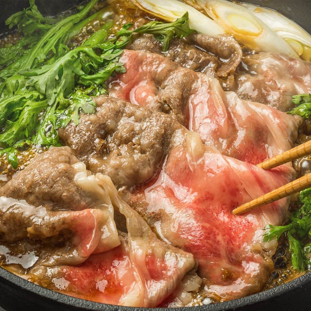おいしい鍋さんのインスタグラム写真 - (おいしい鍋Instagram)「. ＼みんなが揃った食卓にすき焼／ お正月に“すき焼”はいかがですか？ 七つの厳選素材を使用し、上品でまろやかな甘さに仕上げたすき焼のたれで、食事を囲んで楽しみましょう！ . ●レシピはこちら ‪http://nabe.moranbong.co.jp/recipe/detail/id=1312‬ . #おいしい鍋 #お肉屋さんの七つ星_すき焼のたれ #すき焼のたれ #すき焼 #すきやき #鍋 #鍋つゆ #instanabe」12月27日 11時01分 - oishii_nabe