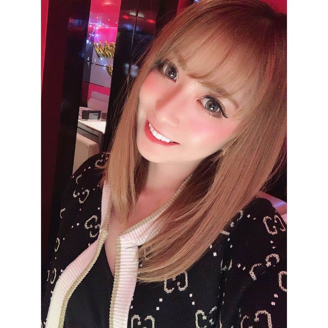 葉月樹里のインスタグラム：「ソワレーヌ2019年残りの営業日👇 . .  12月27日(金)🥀12月28日(土)🥀12月30日(月)で、2019年の営業は終わりです🗓✨ . .  今年残り3日間宜しくお願いします🤲金持ち様達💸 . . .  #葉月樹里 #soiréeine #ソワレーヌ #今年残りの営業日 #よろすこすこ @kureha_soireeine @soireeine_kiii #ソワレーヌメイト #てかこないだまでショートカットやったんやけど気付いたらめちゃめちゃミディアムやんけ #あたしエロ」