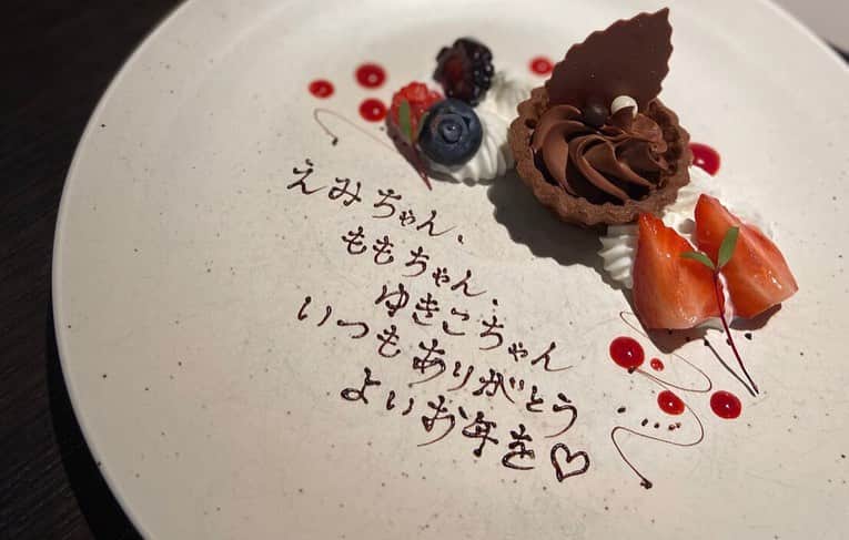 小野恵美さんのインスタグラム写真 - (小野恵美Instagram)「忘年会🥂  ゆみさん @maruyumi がアンバサダーをされているハイアットセントリック銀座 @hyattcentricginza のNAMIKI 667にて🍽🌿 とてもオシャレな内装とメニュー☺️お皿が運ばれて来るたび、可愛い♡と盛り上がりました。 「良いお年を♫」で定例会を締めくくり✨今年最後にみんなに会えて本当に良かった。 お土産もプレートも心遣いの天才のみんなから優しさをたっぷりいただいて、心ホクホクで帰りました☺️ ありがとう♡♡♡ 来年も集まるのが楽しみです🥰  #忘年会 #ハイアットセントリック銀座 #女子会 #ランチ #namiki667 #銀座 #銀座グルメ #ginza #lunch #感謝 #ありがとう #心遣い #素敵な女性 #尊敬してます」12月27日 11時04分 - onoemi_official
