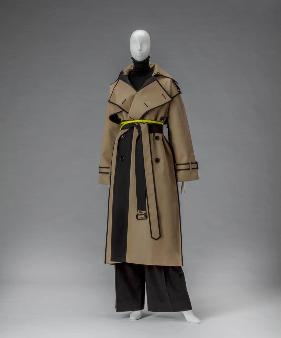ビューティフルピープルさんのインスタグラム写真 - (ビューティフルピープルInstagram)「熊本市現代美術館にて2020年2月23日(日)まで開催される⁠⠀ 『ドレス・コード？－着る人たちのゲーム』⁠にビューティフルピープルの『和服トレンチ』が展示されています。⁠⠀ ⁠⠀ ⁠⠀⁠⠀⁠⠀ 17AW Paris Collectionで発表した「和服トレンチ」は和服のたたみ線や直線的なライン、衽（おくみ）線を取り入れた”畳める”トレンチコート。⁠⠀⁠⠀ ⁠⠀ 相反する要素である「和服」と「洋服」を組み合わせることにより、境界線を越えた新しい価値観、これまで見たことのないスタンダードを提案しました。⁠⠀⁠⠀ ⁠⠀ お近くにお越しの際はぜひお立ち寄りください。⁠⠀ ⁠⠀ ⁠⠀⁠⠀ ⁠⠀⁠⠀ ⁠「ドレス・コード？—着る人たちのゲーム」展⁠⠀⁠⠀ 展覧会会期：2019年12月8日（日）～ 2020年2月23日（日）⁠⠀ 休館日：火曜日、年末年始（12月29日から1月3日）、2月12日（水）* ただし2月11日（火・祝）は開館⁠⠀ 開館時間：10：00 ～ 20：00⁠⠀ 会場：熊本市現代美術館⁠⠀ ⁠⠀ ⁠⠀⁠⠀ 画像クレジット⁠⠀⁠⠀ １枚目⁠⠀⁠⠀ ©京都服飾文化研究財団⁠⠀⁠⠀ ２枚目⁠⠀⁠⠀ beautiful people（熊切秀典）2017年秋冬⁠⠀⁠⠀ ⁠京都服飾文化研究財団所蔵、畠山崇撮影⁠⠀⁠⠀ ⁠⠀ ⁠⠀⁠⠀ #ドレスコード展⁠⠀⁠⠀ #着る人たちのゲーム⁠⠀⁠⠀ #京都国立近代美術館⁠⠀⁠⠀ ⁠#熊本市現代美術館⁠⠀⁠⠀ #和服トレンチ⁠⠀⁠⠀ #beautifulpeople⁠⠀⁠⠀ #ビューティフルピープル⁠⠀⁠⠀ ⁠⠀」12月27日 11時04分 - beautifulpeople_officialsite