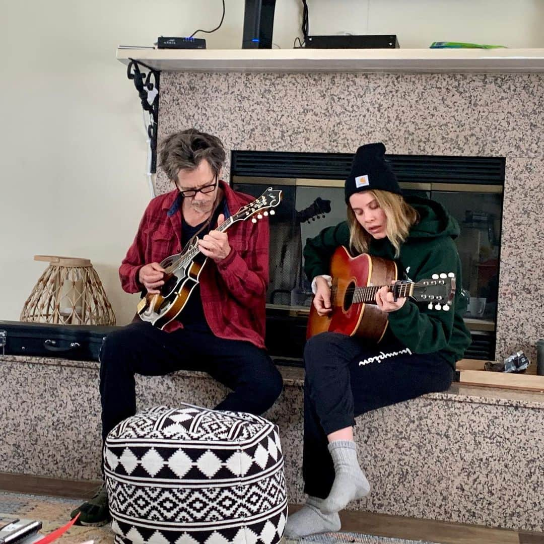 ケヴィン・ベーコンさんのインスタグラム写真 - (ケヴィン・ベーコンInstagram)「Kind of a struggle to learn the #Mandolin New tricks for an #OldDog but playing with @sosiebacon makes it fun!」12月27日 11時07分 - kevinbacon