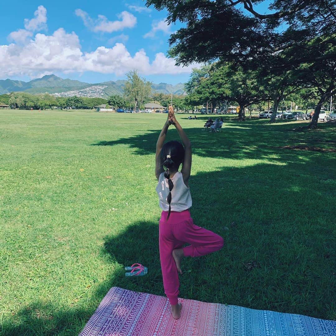 吉川ひなのさんのインスタグラム写真 - (吉川ひなのInstagram)「わたしの一番弟子🧘‍♀️ #娘HawaiiLife #HinanoYogaLife」12月27日 11時10分 - hinanoyoshikawa