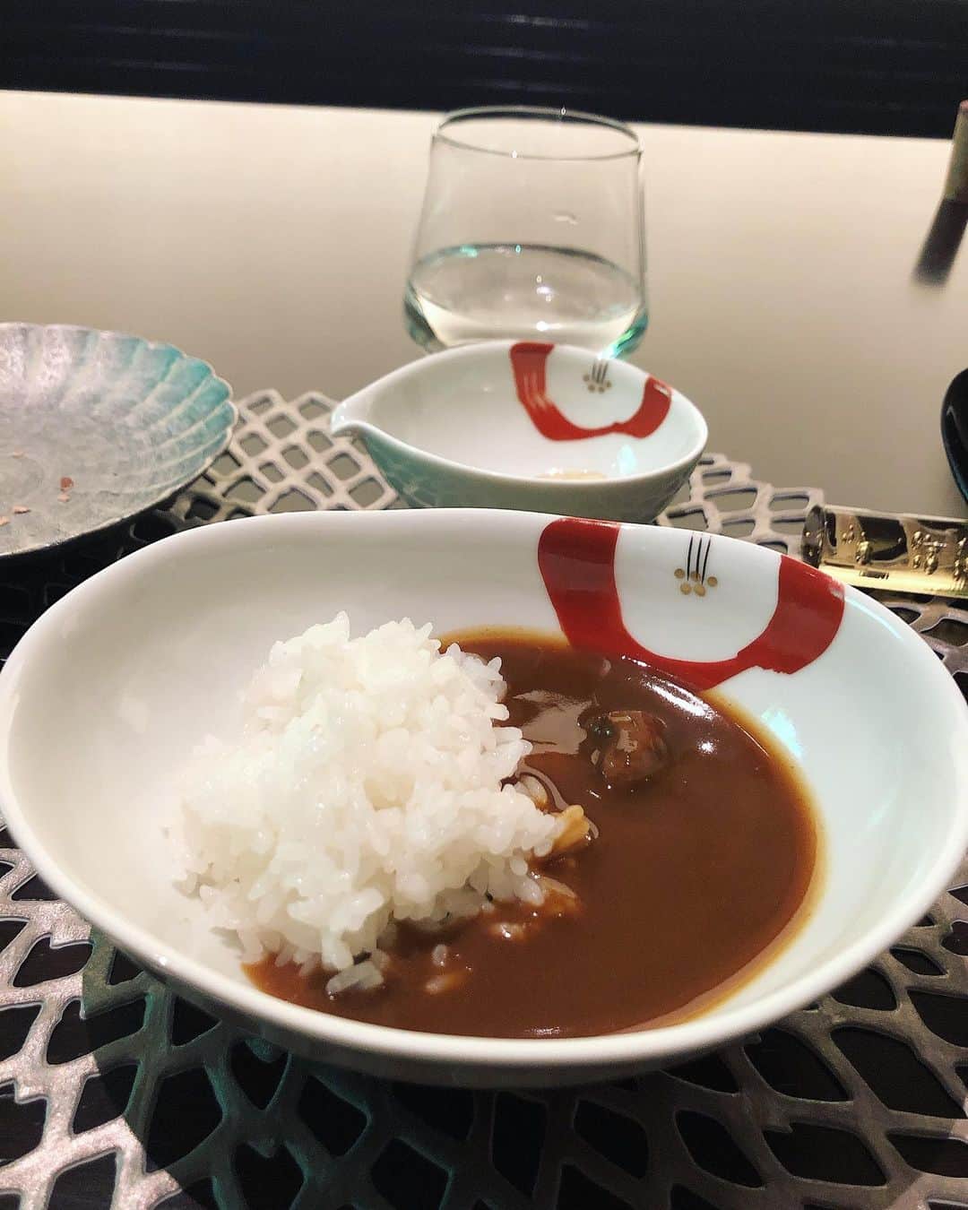 浦田麻緖さんのインスタグラム写真 - (浦田麻緖Instagram)「今日空いてる？っていきなり連絡きてタイミング合うって嬉しい😆そして最近よく会えて嬉しい💕 　@asuka5620  とお仕事終わりに会ったよーん❣️ からの...シメは... @kenzoestate さんで、カレー🍛 美味しいんだよな、、、🤭 遅めの時間に食べちゃった🤭たまにはそんな日も良しとしよう👌  #wine #kenzoestate  #銀座店　#しめご飯 #カレーライス　#rindo #asatsuyu #ワイン好き #napavalley #グルメ」12月27日 11時27分 - mao.urata