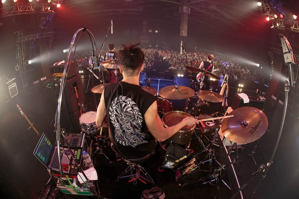 Bunta のインスタグラム：「RADIO CRAZY 2019🤟🏼🤟🏼🤟🏼 3ピースでのフェスは毎回刺激一杯♨️ あそこに居てくれた人みんなに感謝🙏 ライブ中袖で棚橋選手がずっと見ててくれたので凄いパワーが発揮できた気がする🔥🔥🔥めちゃくちゃ嬉しかった😍 📸@tuttini  #totalfat #radiocrazy #drumforhappy #yamahadrums #zildjiancymbals #zildjian #drums」