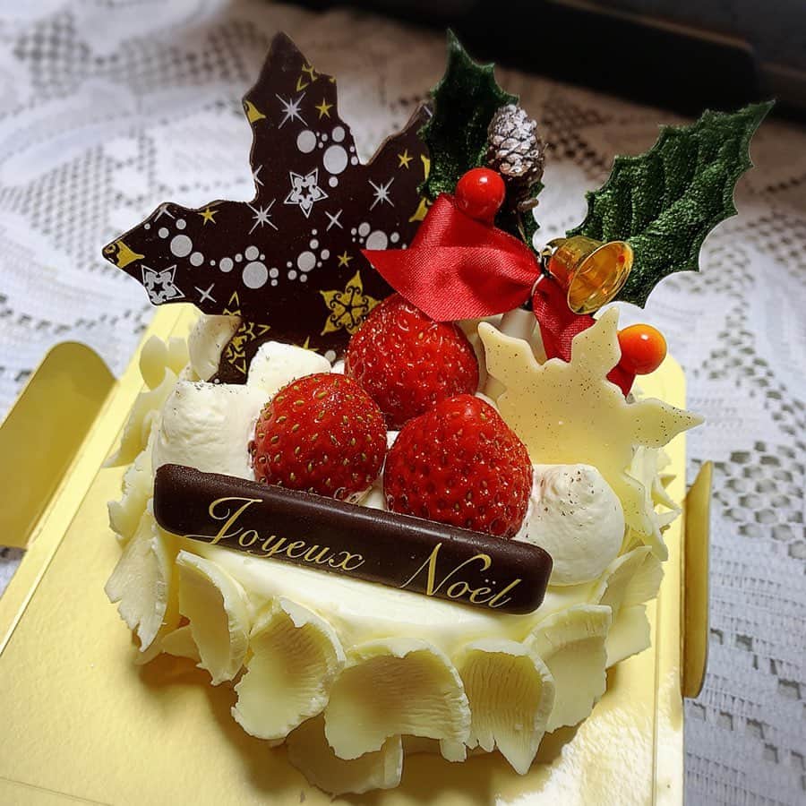 のインスタグラム：「今年のクリスマスケーキ🎄🎂❤️ . . .  #ベルアメール ホワイトチョコの味わいがすごく美味しい❤️ . .  #サーティーワンアイスケーキ  アイスが柔らかくなってからが結構好き❤️ . .  #イオンのケーキ いちご別添え🍓笑 シンプルで美味しかった😋 . . , . , . . 最近気づいたけれど私はとてもケーキが好きみたい😂❤️笑 早く子どもも一緒に食べられるようにならないかなぁ🤤 私が幼い頃に母が作ってくれたみたいに私も一回はケーキづくりにトライしたいところ。笑🎂 . . . . . . #母になって知る母の偉大さ #タグがあるレベル #新米ママ #yunnaログ」