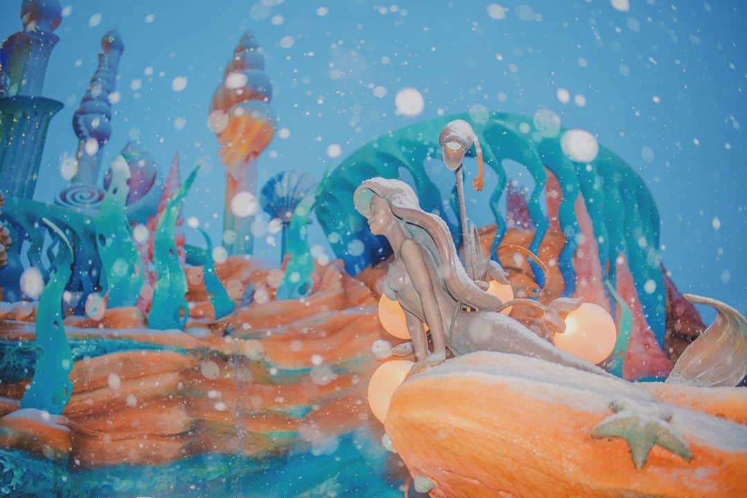 Kahoさんのインスタグラム写真 - (KahoInstagram)「. . . わたしの今日のお仕事先、. めちゃめちゃ雪降ってる〜😳❄️❄️. . . 写真は2年前の冬にディズニーに大雪が降った日の❄️. . . . #disney #disneyland #tokyodisneyresort #tdr #tdl #disneygram #instadisney#disneyparks #disneyfan #disneyphoto #disneypic  #Disneyside #Disneylove #disneylover #tokyodisneyland#disneyphotography#cinderellacastle #marmaid #marmaidragoon #ariel #underthesea  #東京ディズニーリゾート #東京ディズニーランド #ディズニー #ディズニー風景」12月27日 11時42分 - kah05disney