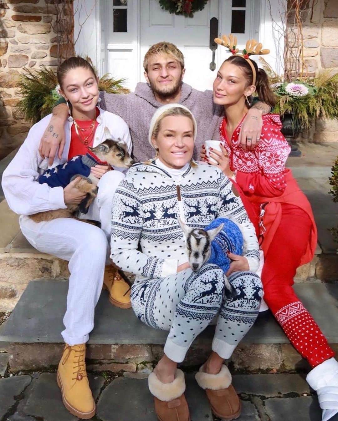 Vogue Italiaさんのインスタグラム写真 - (Vogue ItaliaInstagram)「Christmas Postcards: your favorite celebs sharing love and joyful moments on their social channels 🎄 From the Beckhams to the Hadids, see via link in bio our selection of the best Xmas 2019 moments as seen on Instagram.」12月27日 22時38分 - vogueitalia