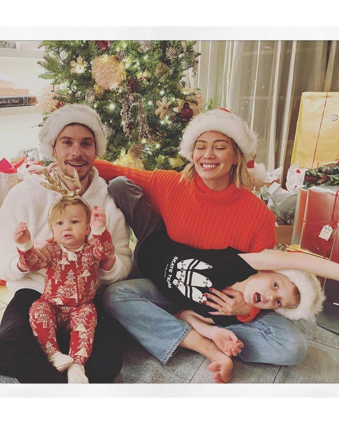 Vogue Italiaさんのインスタグラム写真 - (Vogue ItaliaInstagram)「Christmas Postcards: your favorite celebs sharing love and joyful moments on their social channels 🎄 From the Beckhams to the Hadids, see via link in bio our selection of the best Xmas 2019 moments as seen on Instagram.」12月27日 22時38分 - vogueitalia