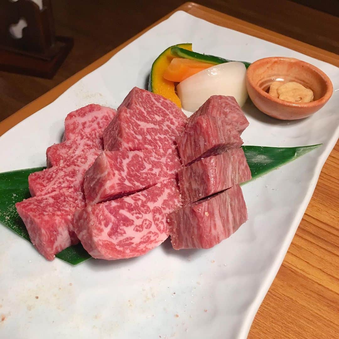 朝見心のインスタグラム：「(∵)﻿ JALの撮影の合間に﻿ 石垣島グルメを食べ尽くしてきましたよ！ 少しですがご紹介🍽﻿ ﻿ 石垣牛🐃﻿ 南国フルーツ盛り🏝﻿ マンゴーパインジュース🥭🍍﻿ アオブダイ刺身🐟﻿ 石垣牛炙り寿司🥩﻿ てびちおでん🍢﻿ 八重山そば🍜﻿ 沖縄限定チョコもちアイス🍫﻿ ブルーシールアイス🍨﻿ マンゴーパフェ🍧﻿(空港) ﻿ 全部全部本当に美味しかった！﻿ 空港でも余すところなく食べ尽くしました！ 冬の沖縄最高！！！」