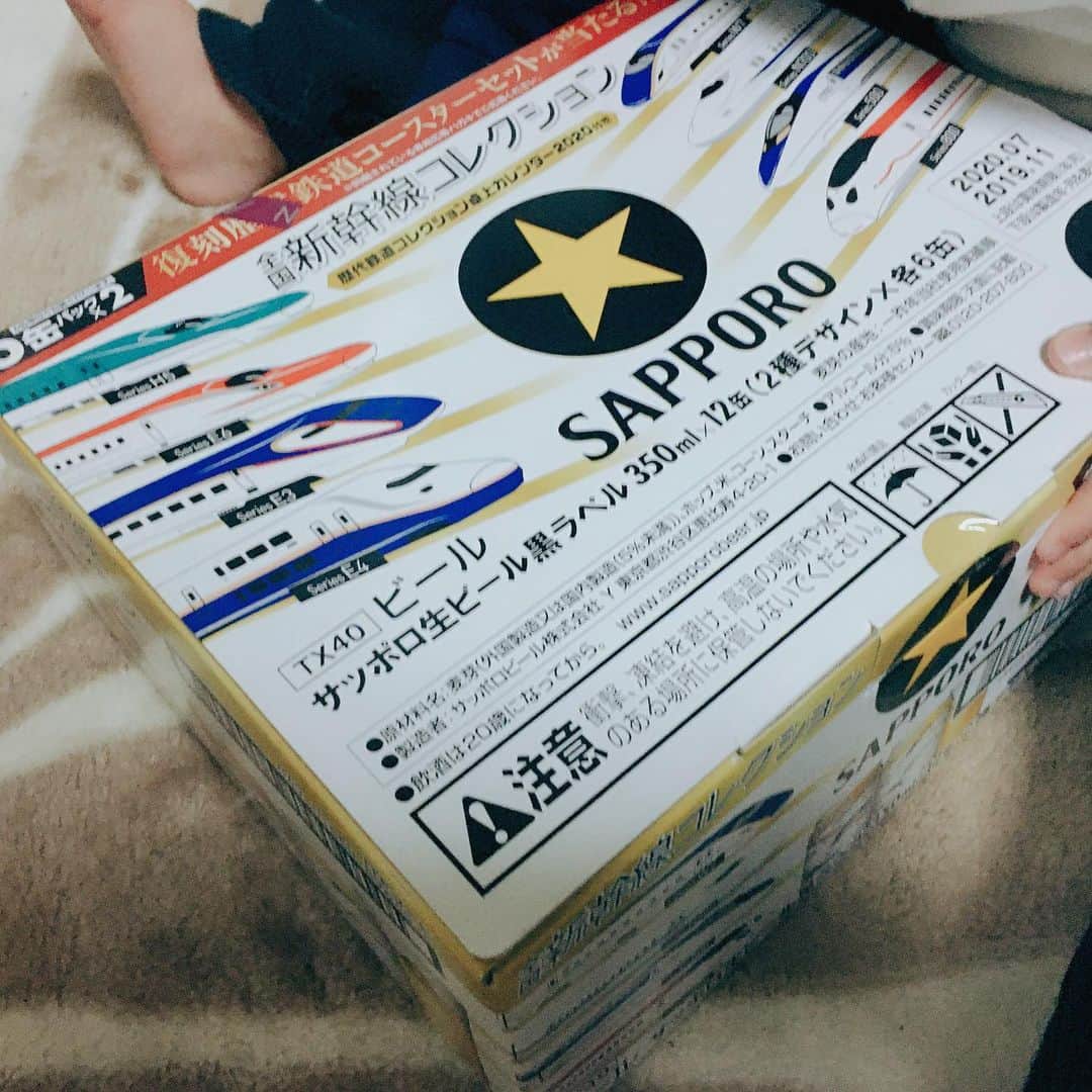 山川あかねのインスタグラム：「お豆が「新幹線のビール!!」と絶叫。最高のビールを手に入れました!各務原イオンでゲットしたよ～! #黒ラベル #サッポロ #新幹線」