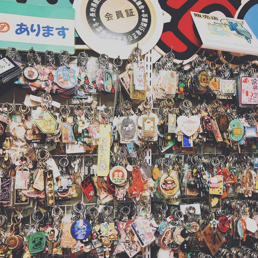 平野ノラさんのインスタグラム写真 - (平野ノラInstagram)「『オタクのおたく』🏠💕1980～90年代に日本中の観光地で売られていた、これらのファンシーな絵が施されたグッズに「ファンシー絵みやげ」という名前をつけ、全国で「保護」活動をしている山下メロちゃん。 ぜひメロメロのファンシー愛を受け取ってください。  メロメロの自宅に行ってきたけど！ おったまげ状態だから 見て！懐かしんで！ この猫の手持ってたなぁ 🐈💕💕恋のおまじないも沢山したなー 愛しい時代でした。 📺12月28日放送 フジTV「オタクのおたく」25:25～26:25  #ファンシー絵みやげ #山下メロ #平野ノラ #okバブリー  #オタクのおたく」12月27日 22時37分 - noranoranora1988