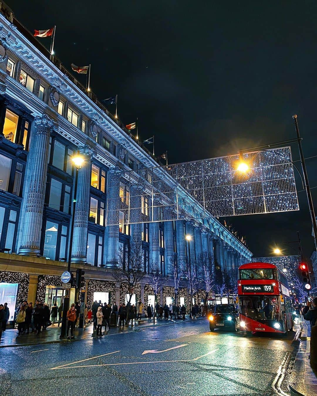 @LONDON | TAG #THISISLONDONさんのインスタグラム写真 - (@LONDON | TAG #THISISLONDONInstagram)「@mrlondon in #OxfordStreet for #Selfridges! It’s still delivering the magic! ⭐️🎄❤️ // #thisislondon #londonlife #visitlondon #christmasinlondon #london」12月27日 21時11分 - london