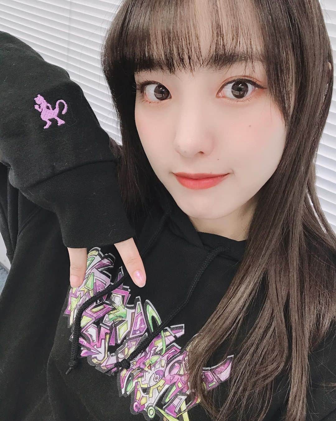 飯窪春菜のインスタグラム：「💜🖤💜 ・ ・ ポケセンのミュウツーパーカー。 渋谷PARCOのポケモンセンターで売り切れていたのですが、伊藤萌々香ちゃんがオンラインでゲットしてくれました😭 ・ @momoka_ito_ is 天使…👼🏻♥️ ・ ・ ・ #ポケモン  #pokemon  #ミュウツー  #はるなの毎日  #飯窪ってる」