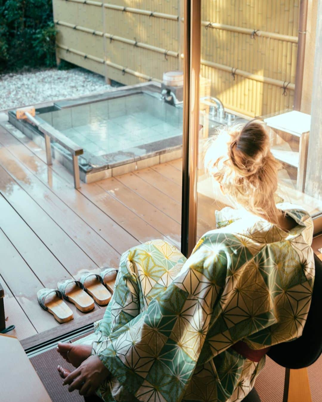 MARISさんのインスタグラム写真 - (MARISInstagram)「Merry Christmas to all 🎄❤️ I’ve been country side with @light_worker_boy ♨️ I chosen Yukata what the color is Christmas 🥰 We are staying in the Hot spring with onsen in our room since before X’mas for Holidays🎅 We’d love to chill more than busy🐝  今年のXmasも混んでるとこが苦手な私たちは露天風呂付きの温泉へ♨️🧖‍♀️🧖‍♂️ 実はここ何日間デジタルデトックスしてたの❤️携帯全然見ないでとにかく自然を楽しんでたんだ♨️♨️♨️♨️ 浴衣はクリスマス意識して珍しく緑に赤帯を選びました🎅❤️🤣 もうお布団ふかふかだしごはん美味しいし 旅館のセンスがいいし、部屋の露天風呂も最高❤️ 彼氏の誕生日は忙しい時期なので、ついでにここにステイ🥰 長いステイが好き❤️バタバタするのは嫌だから今回はゆっくりできる温泉旅行で幸せ❤️♨️ #浴衣着方適当でごめんなさい🙏 #Xmas #mylove  #温泉 #onsen #hotspring #yukata #merrychristmas  #fashion #japaneseculture #japan」12月27日 21時07分 - marristea