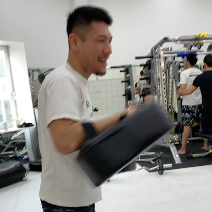 岸本加世子のインスタグラム：「かよちゃんトレーニング。パニッシャー岸本篤史選手。試合ではケガは無いのに勝った瞬間、金網を殴ってケガをした編。🤣#bravegym #岸本篤史#やついいちろう」