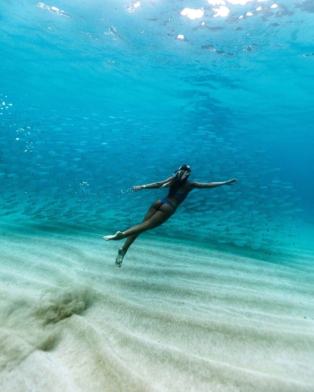 のインスタグラム：「Enjoy your holiday ! || @zoe_mcdougall weightless in the Hawaiian Pacific || Photo: @silkymerman || @rvcasurf #RVCAwomens ––>」