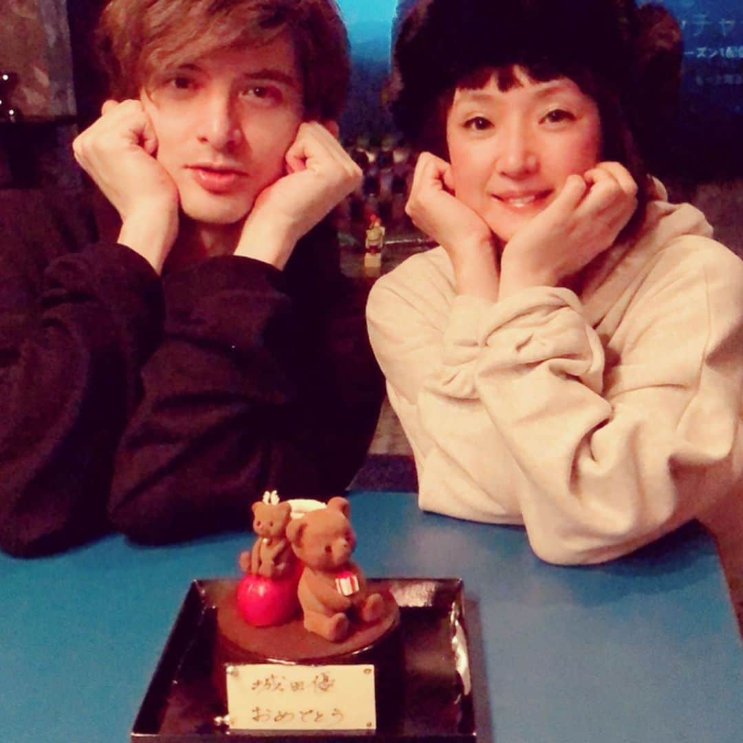 千秋さんのインスタグラム写真 - (千秋Instagram)「優くん、お誕生日おめでとう🎂🎁🎈🎉💝 いつも明るくて歌が上手くて舞台も出来て人狼が強くて背が高過ぎてとっても優しい優くん。いい歳になりますように。 （Twitterでの予告通り、ちゃんと魔法をかけました*･゜ﾟ･*:.｡..｡.:*･'(*ﾟ▽ﾟ*)'･*:.｡. .｡.:*･゜ﾟ･*トゥルルルルルルル〜きらりん💫） #城田優 #birthday #birthdaycake #🧸 #ケーキがスノードームみたいで可愛いけど名前なんで呼び捨てなの🎂 #人狼  #優くん狂人で霊媒騙り千秋人狼で霊媒騙り人狼3の大人数村で勝利大満足🐺✨」12月27日 21時17分 - chiaki77777