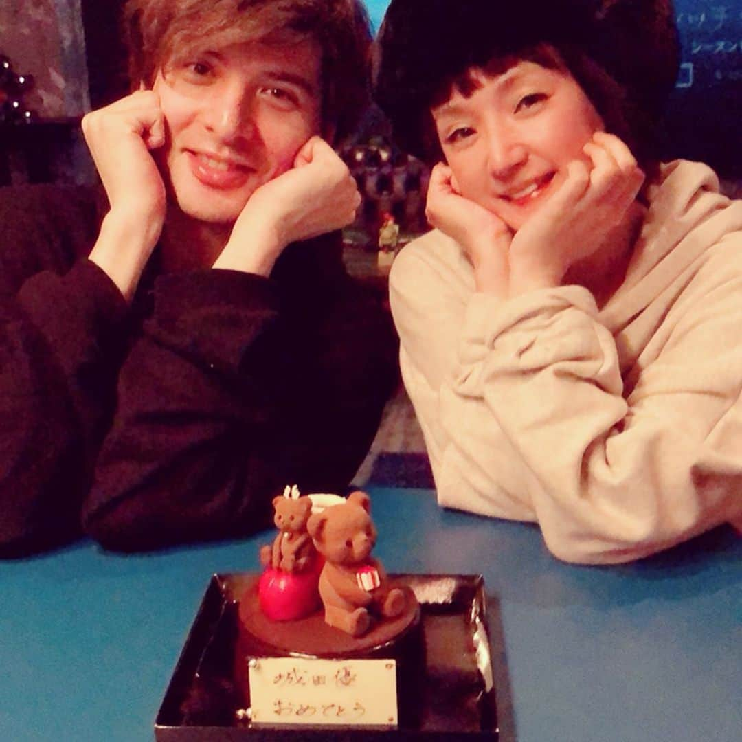 千秋さんのインスタグラム写真 - (千秋Instagram)「優くん、お誕生日おめでとう🎂🎁🎈🎉💝 いつも明るくて歌が上手くて舞台も出来て人狼が強くて背が高過ぎてとっても優しい優くん。いい歳になりますように。 （Twitterでの予告通り、ちゃんと魔法をかけました*･゜ﾟ･*:.｡..｡.:*･'(*ﾟ▽ﾟ*)'･*:.｡. .｡.:*･゜ﾟ･*トゥルルルルルルル〜きらりん💫） #城田優 #birthday #birthdaycake #🧸 #ケーキがスノードームみたいで可愛いけど名前なんで呼び捨てなの🎂 #人狼  #優くん狂人で霊媒騙り千秋人狼で霊媒騙り人狼3の大人数村で勝利大満足🐺✨」12月27日 21時17分 - chiaki77777