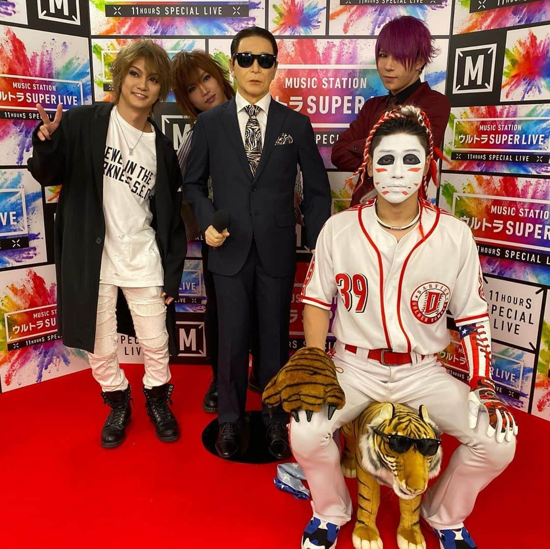 ミュージックステーションさんのインスタグラム写真 - (ミュージックステーションInstagram)「Mステ #ウルトラSUPERLIVE 11時間生放送中！ まもなく　#ゴールデンボンバー 『女々しくて』 #女々しくて10周年　#ウルトラタモリ　#Mステ」12月27日 21時30分 - ex_musicstation