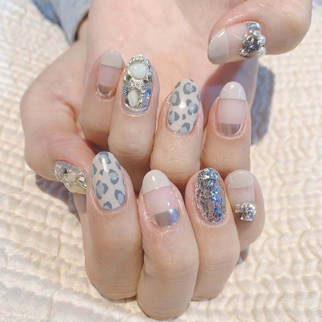 RUBY&ONYX by Kanako Miuraのインスタグラム：「年越しゴージャス💫 ・ ・ 12/29 16:30〜(シンプル) 12/30 11:00〜  ご案内可能です🥰  そのほかのお時間もお問い合わせください💫  お子様もお隣に座れるルームや個室もございます💡 ・ ・ 🌿月額制もやってます🌿 ○プレミアム会員(ハンド&フット)¥29,800(税抜)・ ○ハンドレギュラー会員¥14,800(税抜)・ ○フットレギュラー会員¥14,800(税抜)・ ・ それぞれ全てのメニューが月に何度でもご利用頂けます。  ご予約、お問い合わせはDMまたは 0354595882 LINE ID：@ rubynail までお気軽にどうぞ💫  #daikanyama#nailsalon#nail#gelnail#rubyandonyx#handnail#mode#cool#studs#menscare#ART#winternails#メンズネイル#メンズケア#定額制ネイル#通い放題#ジェルネイル#ネイル#ノーサンディング#ショートネイル#代官山ネイルサロン#トレンドネイル#冬ネイル」