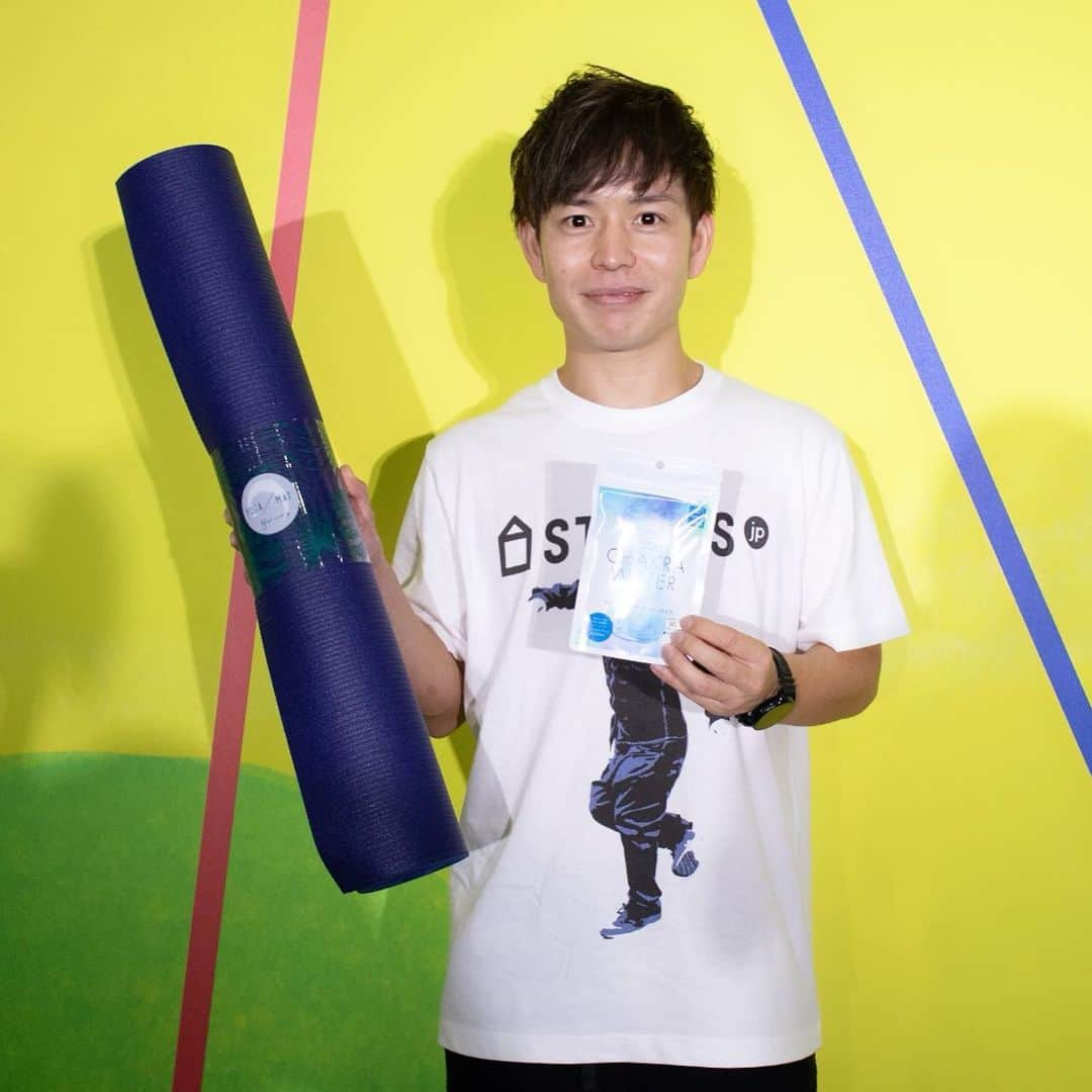 石田太志さんのインスタグラム写真 - (石田太志Instagram)「@yogaworkscojp supported me the yoga mat. ･ ヨガワークスさんからヨガマットを提供して頂きました。 ･ 今まで「ちゃんとした」ヨガマットを使った事がなかったのですが、全然違うんですね！ ･ とてもしっとりしていて地面と吸着して滑らないしとても良いです。 ･ 愛用していきたいと思います。 お世話になっております。 ･ ありがとうございました。 ･ #footbag #フットバッグ #サッカー #フットサル #石田太志 #taishiishida #soccer #follow #世界一 #worldchampion #パフォーマンス #performance #performer #instagramer #yoga #ヨガ #ヨガワークス #ヨガマット」12月27日 21時22分 - taishiishida