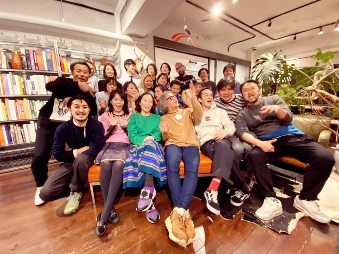 HiRAO INCのインスタグラム：「. That's a wrap! 2019年も皆様のおかげで、沢山の出会いに恵まれた素晴らしい年となりました。  ヒラオインクのスタッフ一同、来年も全開で邁進してゆきますので、引き継ぎ、どうぞ宜しくお願いいたします。  @hiraoinc  #忘年会 #jtq #hiraoinc」