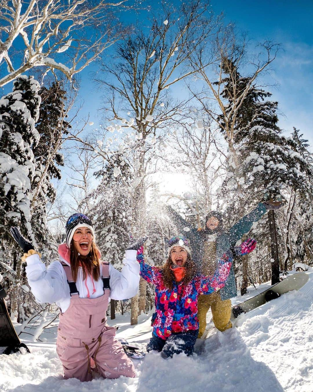 GoProさんのインスタグラム写真 - (GoProInstagram)「今年の #GoProSnow シーズンはどこで過ごす？☃️ ・ 🏂 @haruna_h_mori + @doraemontoaya + @yuumi_seimiya 📷 @kazukiyo0427 + #GoProHERO8 Black 📍 #黒岳ロープウェイ + @omo_hotels ・ ・ ・ #GoPro #GoProJP #GoProSnow2020 #GoProのある生活 #雪遊び #スキー #スノボー #スノーボード #星野リゾート」12月27日 21時24分 - goprojp