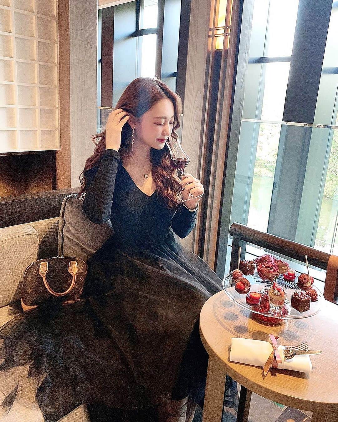 のインスタグラム：「🍷🍽 . . . . @estela_select のドレス めちゃ可愛いし、二次会やパーティなどに 着ていけるしデザインがとにかく可愛い！❤︎ . . . #pr」