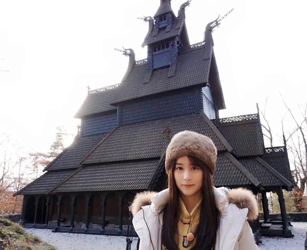 山本美月さんのインスタグラム写真 - (山本美月Instagram)「これがあの教会。アナ雪！ 木造で素敵でした。  ノルウェーといえばコーヒー。 お茶もしました(^^)」12月27日 21時25分 - mizuki_yamamoto_official
