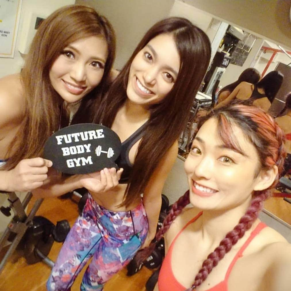 REIKAさんのインスタグラム写真 - (REIKAInstagram)「. おきゃわな意識高い系筋トレ女子達とジムでワチャワチャ❤  それぞれの目標に向けて頑張り中😘 コンテスト近いのでポージングレッスンも最近多いよ★ ポージングは毎日練習しないとね。 トレーニングと同じぐらい大事！  皆様明日 @future_body_gym 忘年会宜しくお願いします✨ 景品人数分頑張って用意中💨  #futurebodygym #fbg #futuregirls #フューチャーボディジム #忘年会 #筋トレ女子 #中央林間 #bikinicompetitor #fitnessmodel #フィットネスモデル #筋トレ女子 #筋トレ #トレーニング #フィットネス女子 #腹筋女子 #高身長女子 #bikini #ビキニ #筋肉  #training #wildfit #みどりきゅうしゅう #DEPITAN #TANPAKUN #shinefitnessgirls #qol #LAVIA #laviasports」12月27日 21時31分 - reika_japan