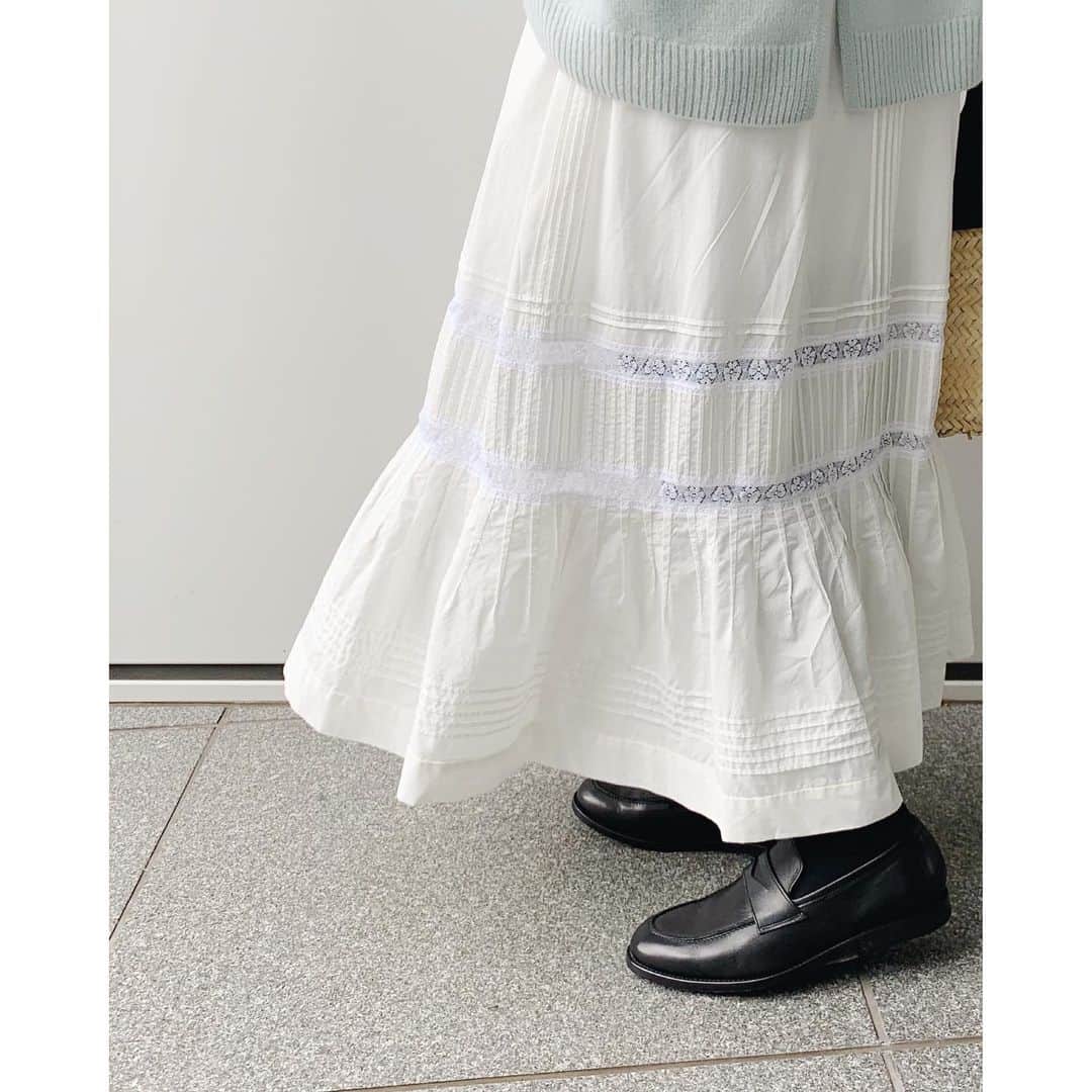 IÉNA LA BOUCLEさんのインスタグラム写真 - (IÉNA LA BOUCLEInstagram)「NEW ARRIVAL ﻿ ﻿ ﻿ ﻿ ﻿ ------------------------﻿ ﻿ ﻿ ﻿ 【コットンレース スカート】﻿ ﻿ ﻿ 裾にかけてあしらわれたレースとタックの﻿ ディテールが目を惹きつけるスカート。﻿ ﻿ 張りのあるコットン素材による﻿ 膨らみをもったような自然なボリューム感も﻿ ポイントです☺︎﻿ ﻿ 冬のニットと素材感のギャップを楽しんでも◎﻿ ﻿ ﻿ ------------------------﻿ ﻿ skirt 【iena la boucle】﻿ ¥29,000+tax﻿ size : 36.38﻿ 20060914102010﻿ ﻿ ﻿ ﻿ ﻿ ﻿ ﻿ ﻿ ﻿ ﻿ #iena_la_boucle﻿ #laboucle #iena﻿ #boucle_19aw」12月27日 21時32分 - iena.la.boucle.store