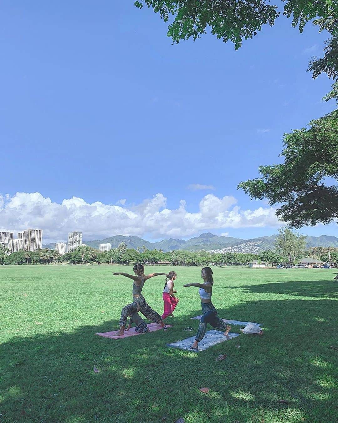 川島幸美さんのインスタグラム写真 - (川島幸美Instagram)「Morning yoga🧘‍♀️🧘‍♂️🧘‍♀️ 緑と青しかない開放感の中で 心も身体も解き放つ時間✨✨ 美味しい空気を吸って身体中の 細胞が喜んだ💙 . 3枚目、4枚目は可愛い2人がサポートしてくれたの🥰」12月27日 21時34分 - yukimikawashima