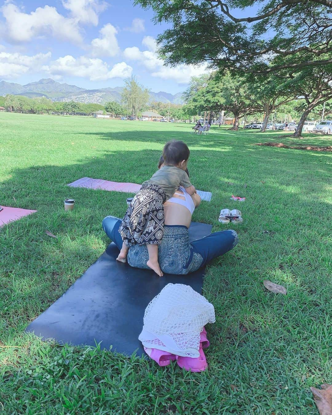 川島幸美さんのインスタグラム写真 - (川島幸美Instagram)「Morning yoga🧘‍♀️🧘‍♂️🧘‍♀️ 緑と青しかない開放感の中で 心も身体も解き放つ時間✨✨ 美味しい空気を吸って身体中の 細胞が喜んだ💙 . 3枚目、4枚目は可愛い2人がサポートしてくれたの🥰」12月27日 21時34分 - yukimikawashima