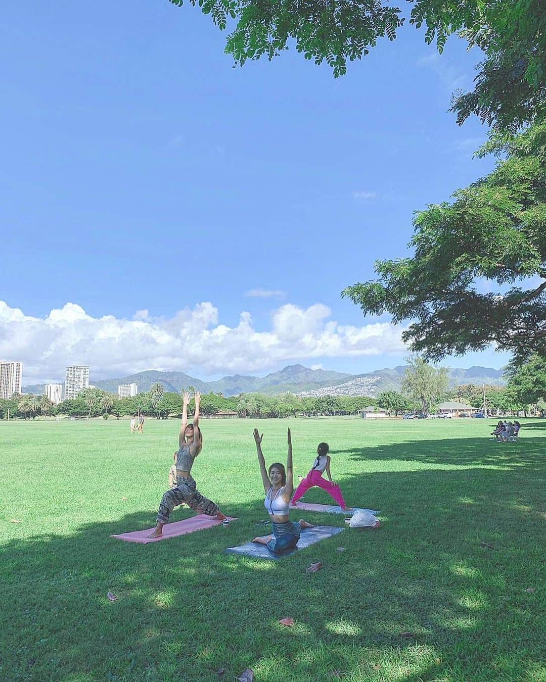 川島幸美さんのインスタグラム写真 - (川島幸美Instagram)「Morning yoga🧘‍♀️🧘‍♂️🧘‍♀️ 緑と青しかない開放感の中で 心も身体も解き放つ時間✨✨ 美味しい空気を吸って身体中の 細胞が喜んだ💙 . 3枚目、4枚目は可愛い2人がサポートしてくれたの🥰」12月27日 21時34分 - yukimikawashima