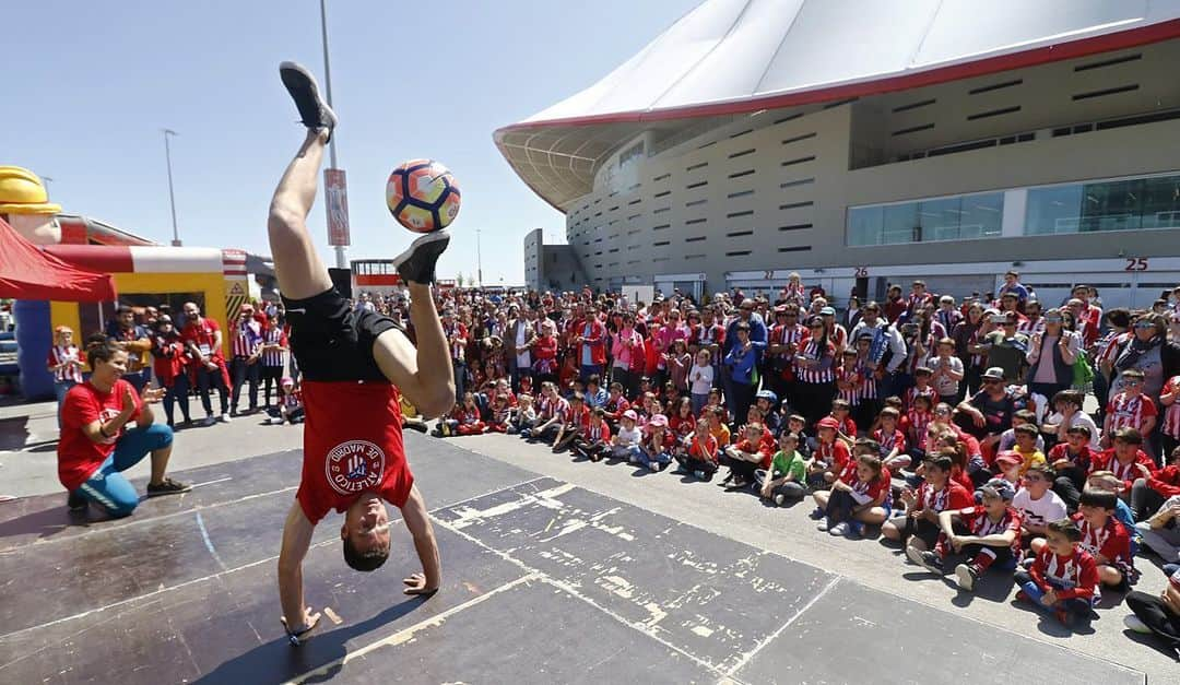 アトレティコ・マドリードさんのインスタグラム写真 - (アトレティコ・マドリードInstagram)「👧⚽👦 ¡No te pierdas nuestra gran fiesta infantil en la previa del #AtletiLevante! 🏟 🎄 Ven al @WandaMetropolitano y disfruta, desde las 11:00h, de las actividades gratuitas que tenemos preparadas para los más pequeños! 🔴⚪ #AúpaAtleti」12月27日 21時46分 - atleticodemadrid