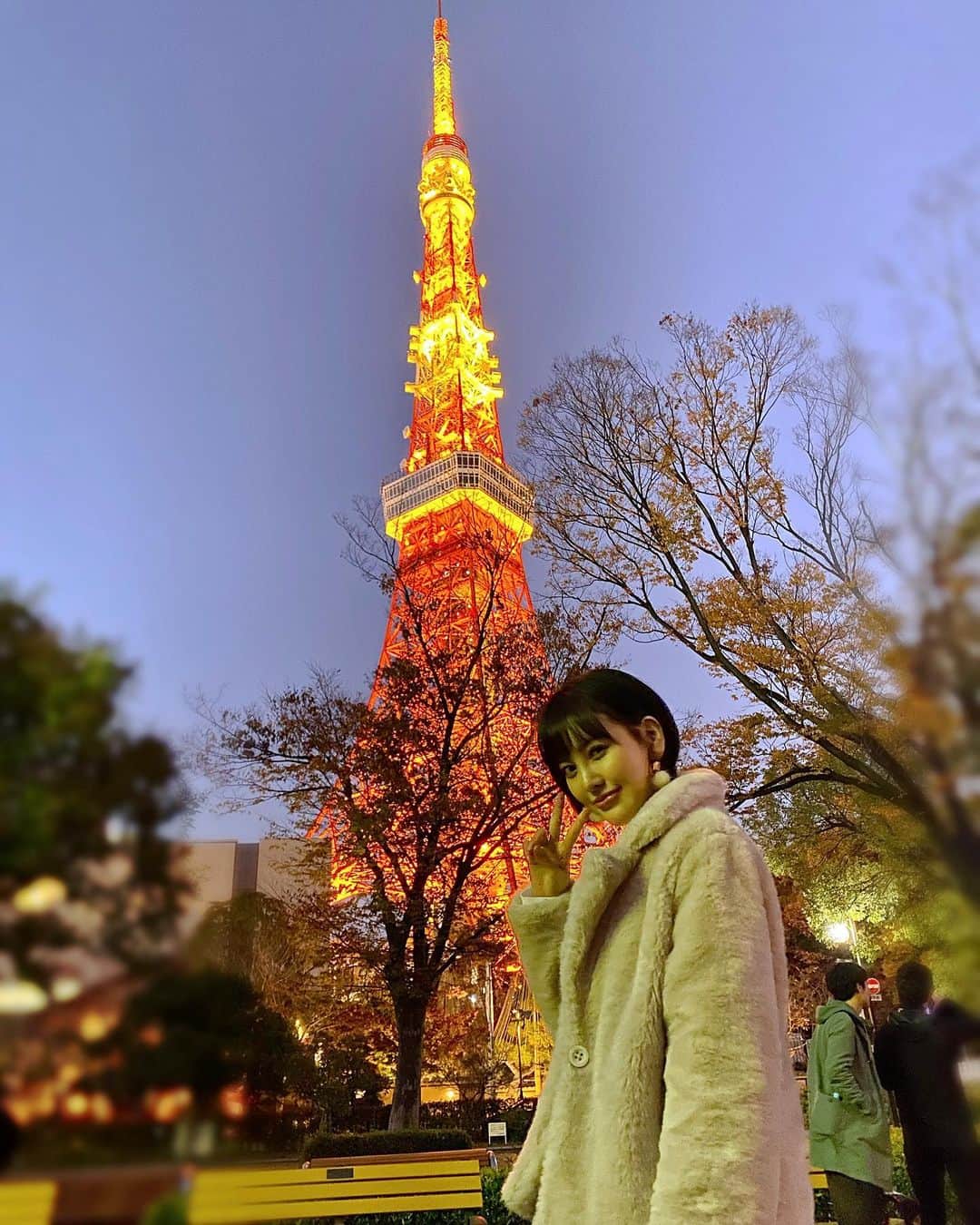 兒玉遥さんのインスタグラム写真 - (兒玉遥Instagram)「#ゆうこす モテちゃんトリップのドライブで行った場所が東京タワー🗼が綺麗に見える所だったので写真を撮りました☺️﻿ ﻿ 東京タワー、実は登ったことないのです😂（記憶が正しければ）﻿ 皆さんは登ったことありますか？﻿ ﻿ 東京のシンボル！！って感じで「美しいなぁ」「東京に来た！って実感がわくなぁ」と、いつも眺めながら、いろいろな思いを馳せている存在なのに…🤭﻿ ﻿ 暗くなってきた寒空に輝く赤い光との組み合わせが本当に綺麗で、近くで見る東京タワーは本当に美しくてうっとりしました✨﻿ ﻿ 来年は登りたい！！﻿ ﻿ #ゆうこす #東京タワー #tokyotower @yukos0520  @toyota_jp」12月27日 21時47分 - haruka_kodama919