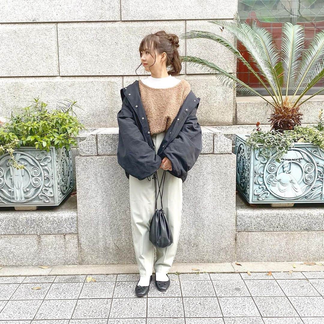 のインスタグラム：「ㅤㅤㅤㅤㅤㅤㅤㅤㅤㅤㅤㅤㅤ ㅤㅤㅤㅤㅤㅤㅤㅤㅤㅤㅤㅤㅤ ㅤㅤㅤㅤㅤㅤㅤㅤㅤㅤㅤㅤㅤ #ootd ㅤㅤㅤㅤㅤㅤㅤㅤㅤㅤㅤㅤㅤ コーデが見たいですと言ってくださる方もいるので 普通のコーデ投稿もしていきますね☺️🧡！ ㅤㅤㅤㅤㅤㅤㅤㅤㅤㅤㅤㅤㅤ この前、関西に帰った時に ルミナリエに行った時のコーデ✨ ㅤㅤㅤㅤㅤㅤㅤㅤㅤㅤㅤㅤㅤ @gu_for_all_ で買ったパステルグリーンのパンツ とってもお気に入りで春に大活躍しそう☺️💕 サイズはSです！❤︎ ㅤㅤㅤㅤㅤㅤㅤㅤㅤㅤㅤㅤㅤ ㅤㅤㅤㅤㅤㅤㅤㅤㅤㅤㅤㅤㅤ ❤︎ tops : #raycassin ❤︎ pants : #GU ❤︎ outer : #kastane ㅤㅤㅤㅤㅤㅤㅤㅤㅤㅤㅤㅤㅤ ㅤㅤㅤㅤㅤㅤㅤㅤㅤㅤㅤㅤㅤ 4年前に一目惚れした実家にいる 愛犬🐶の写真も久しぶりにっ😂💓 可愛すぎて記念に☜(完全に自己満🙇‍♀️) 口の周りだけ茶色でひげみたいかのです( ´灬` )笑 ㅤㅤㅤㅤㅤㅤㅤㅤㅤㅤㅤㅤㅤ ㅤㅤㅤㅤㅤㅤㅤㅤㅤㅤㅤㅤㅤ #harucd ㅤㅤㅤㅤㅤㅤㅤㅤㅤㅤㅤㅤㅤ」