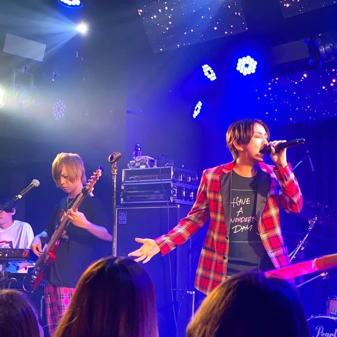 ミッチーのインスタグラム：「昨日は2019年ラストライブでした﻿ ﻿ みんな、年末の忙しい時期にたくさん集まってくれて本当にありがとう！！しかも遠方組も多数(泣 めちゃめちゃ楽しかったです﻿ ﻿バンドメンバーもスタッフさんもお疲れ様でしたっ！  そうそう、前にみんなに衣装のアンケートとって 票が多かったのは赤チェックのセットアップでした(赤チェックVS緑チェック)﻿次は緑にしようかな← いろんな人からすげー褒められたよ！！ありがとう〜〜」