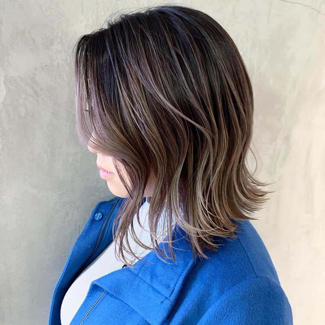 きぬがわひかるさんのインスタグラム写真 - (きぬがわひかるInstagram)「balayage color 💫 .  まだまだ人気のbalayage color🤤 .  繊細にブリーチデザインで作ってるので 色落ちしてもめちゃくちゃ可愛いんです🥺✨✨ .」12月27日 21時49分 - hikaru.kinugawa