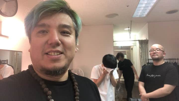 のインスタグラム：「高橋優 LIVE TOUR 2019-2020「free style stroke」  4本目‼️ 愛知県・ 名古屋国際会議場センチュリーホール 2日目🤘  ありがとうございました。 令和元年、高橋優のLiveのラストでした。今日は、ホンマ歓声のデカさがハンパなかった‼️思わず『スゴっ』 って言うてもうたぐらい。  残りの会場もさらに、みんなで 声出していきましょう。  感謝。  #高橋優 #池窪浩一  #平畑徹也  #小島剛広 #須磨和声  #duttch #freestylestroke」