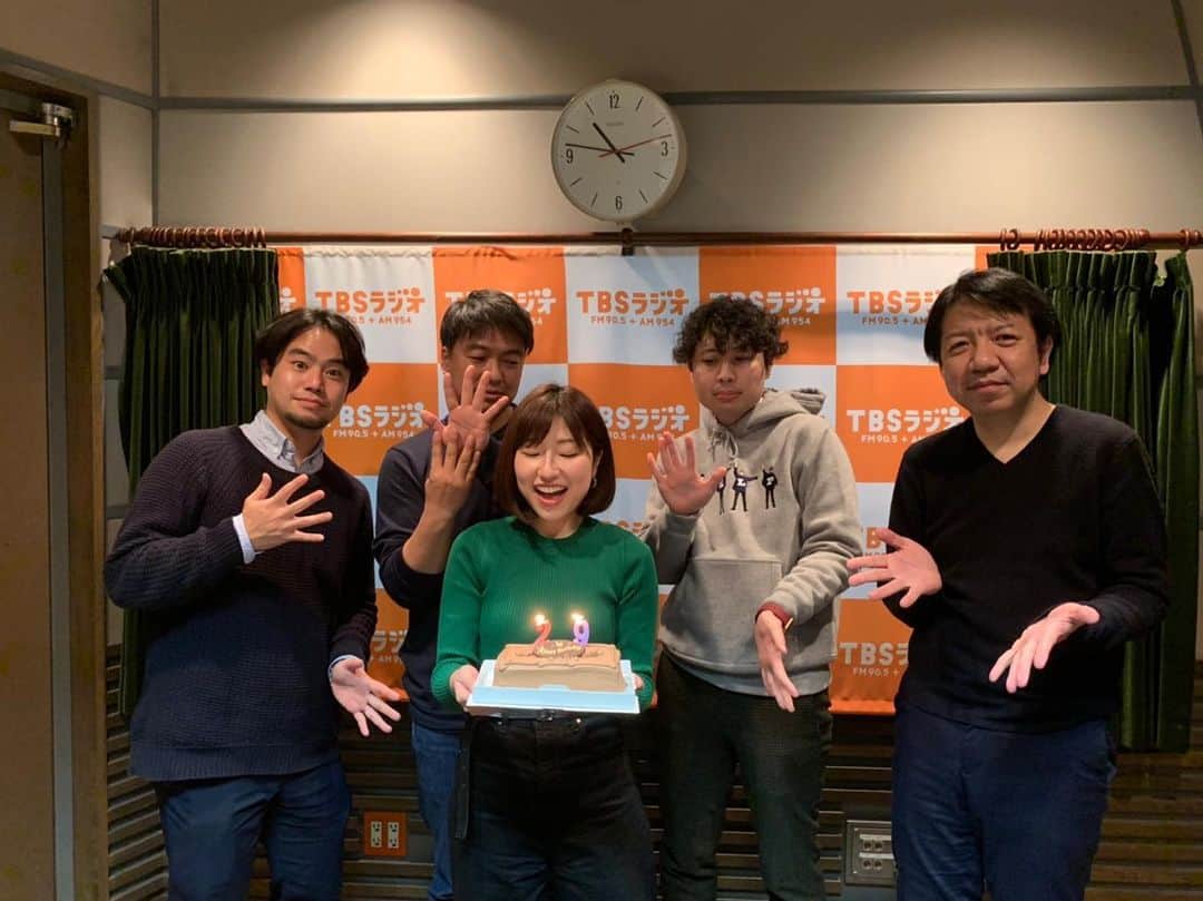 関取花のインスタグラム：「TBSラジオ特番「#関取花 のどすこい散歩ラジオ」有難うございました🚶‍♀️🚶‍♂️沢山のお便りも本当に有難うございました！聴き逃した方はタイムフリーでぜひ！ ラジオ収録日にはTBSラジオチームの皆さんがサプライズで誕生日ケーキを下さいました😭✨本当にありがとうございます ・ そして番組内にて3月4日発売のミニアルバムより 「青の五線譜」を初オンエア致しました🎼とても自分らしい歌が書けた思います。是非歌詞に耳を澄ましながら聴いて欲しい。radikoタイムフリーでまだ聴けるので是非 ！#tbsradio #hana905  #関取花」